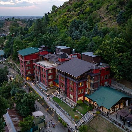 Отель Golden Tulip Srinagar Экстерьер фото