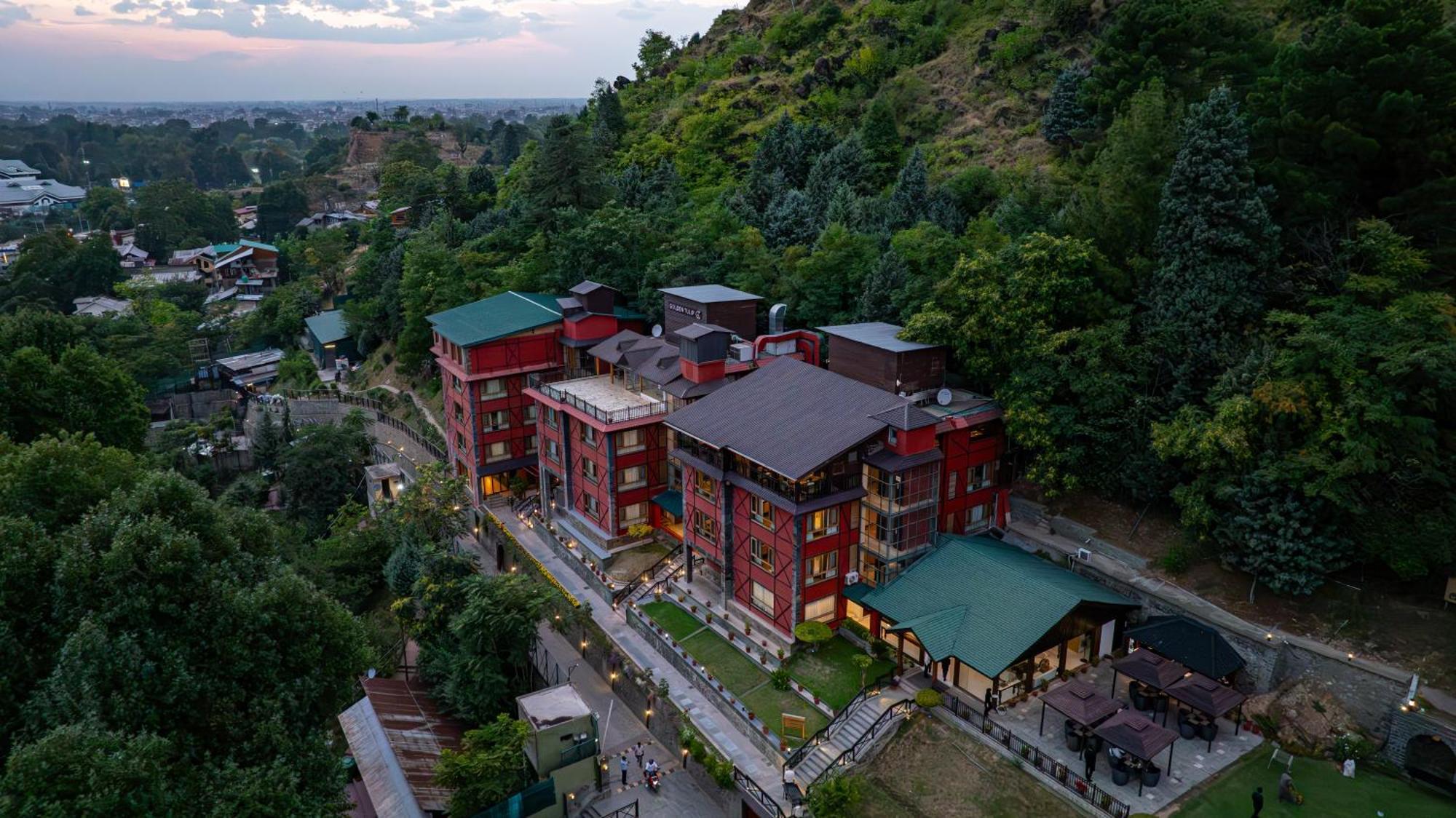 Отель Golden Tulip Srinagar Экстерьер фото